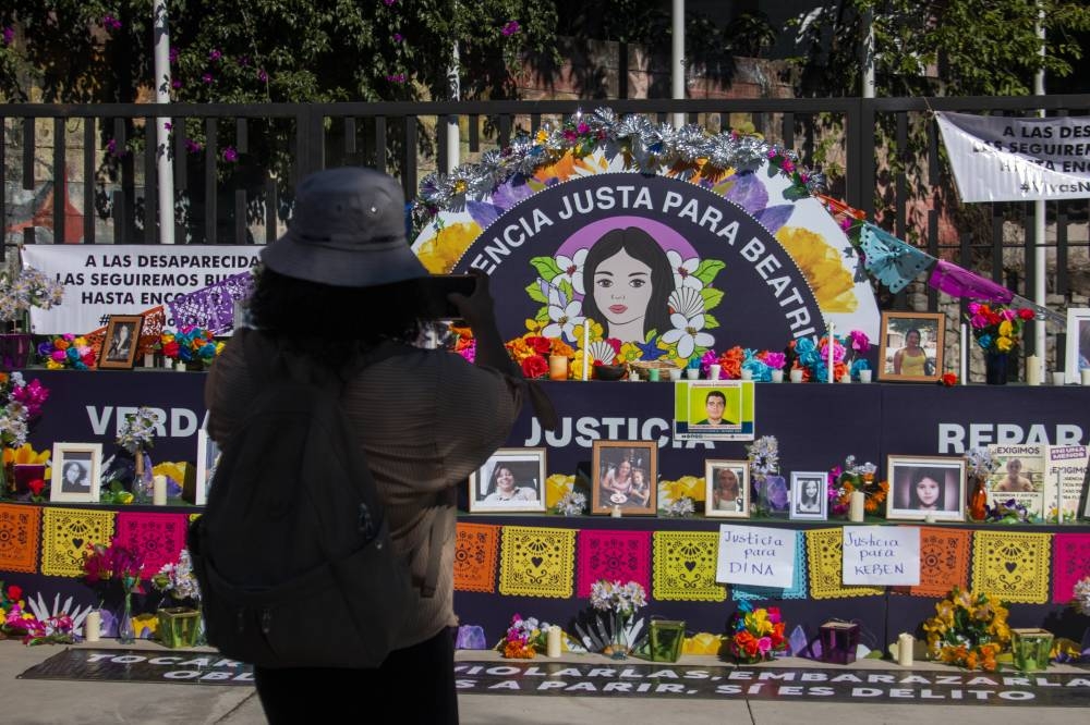 Un altar en honor a las mujeres víctimas de feminicidio en El Salvador. / Lisbeth Ayala. 