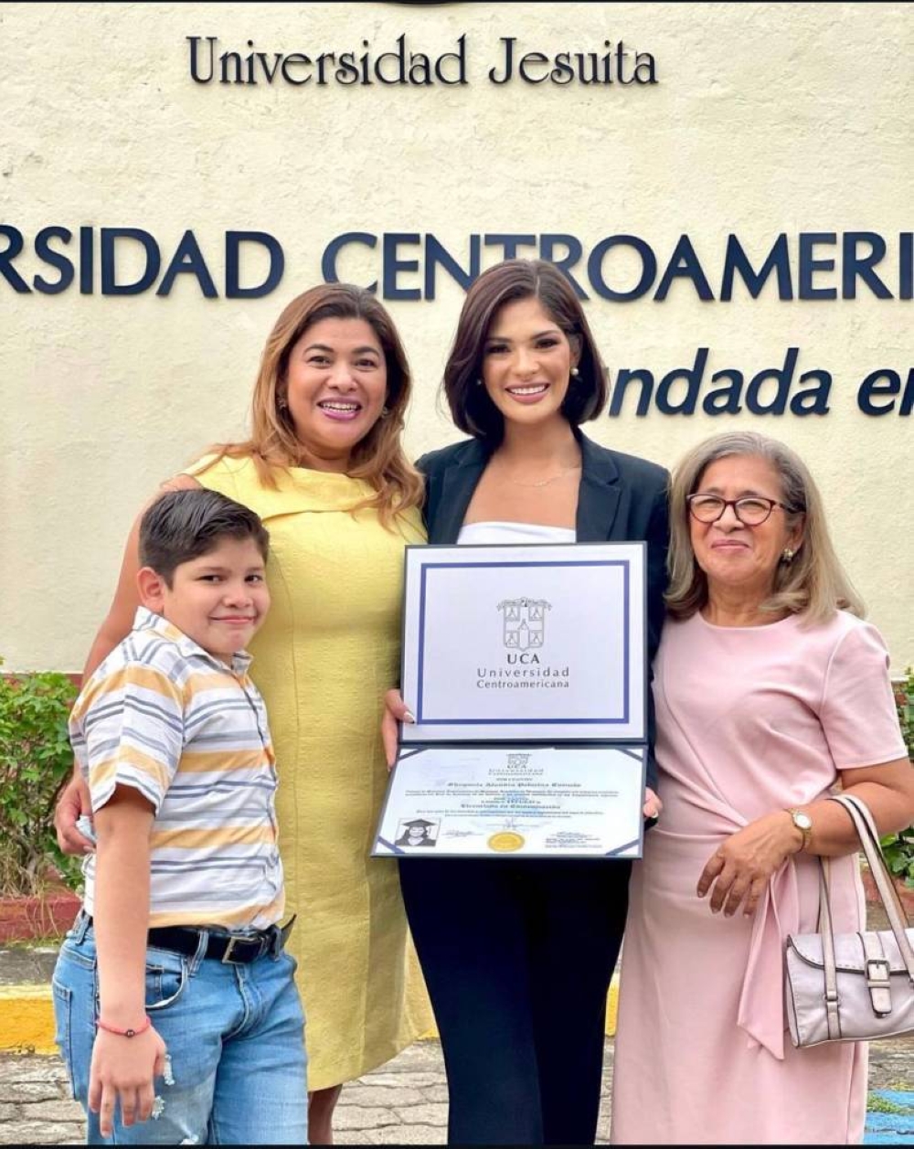 Al graduarse de la UCA y acompañada de su hermano, su madre y su abuela, todos residentes ahora en Estados Unidos.