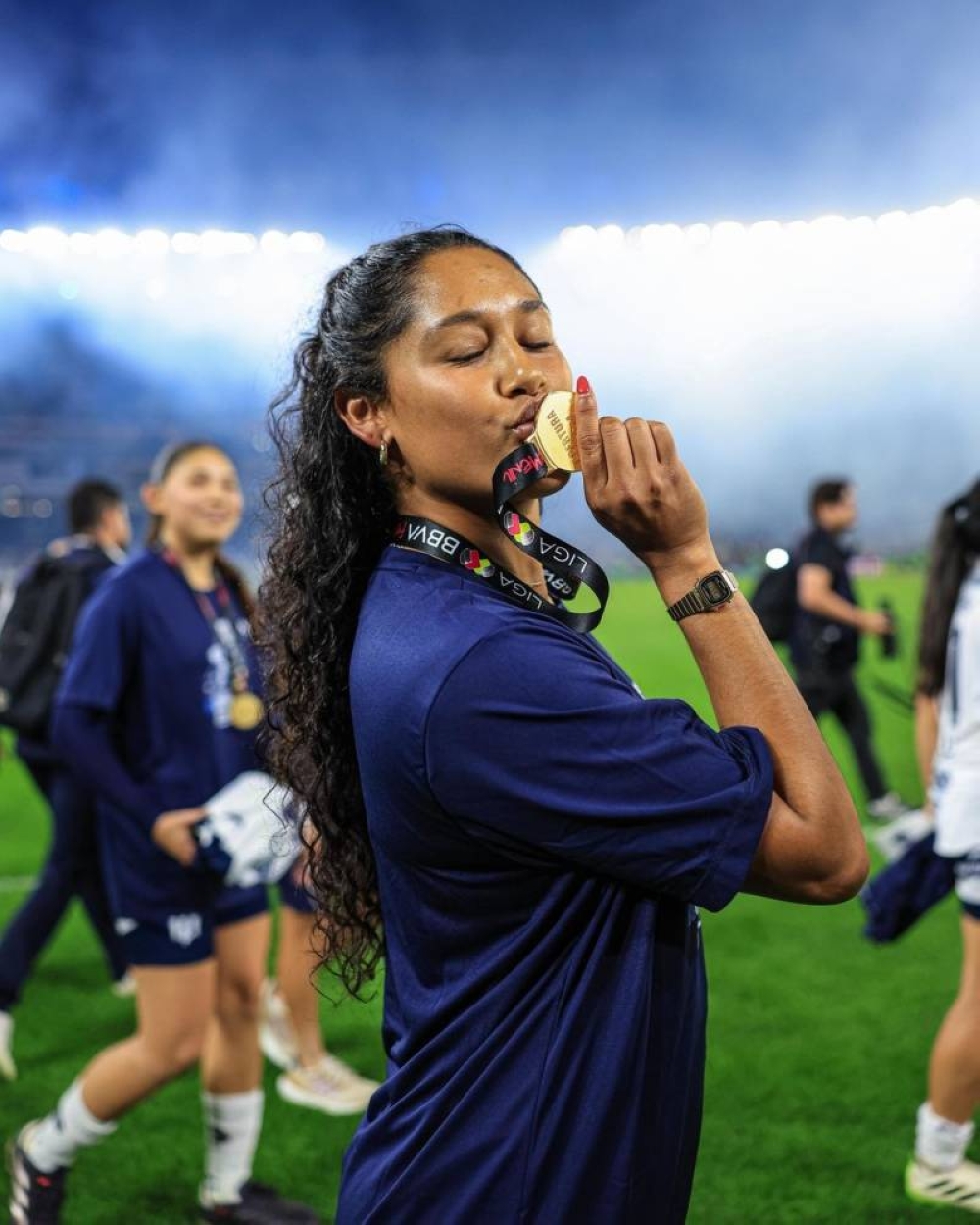 Juana Plata besa su medalla de campeona. 