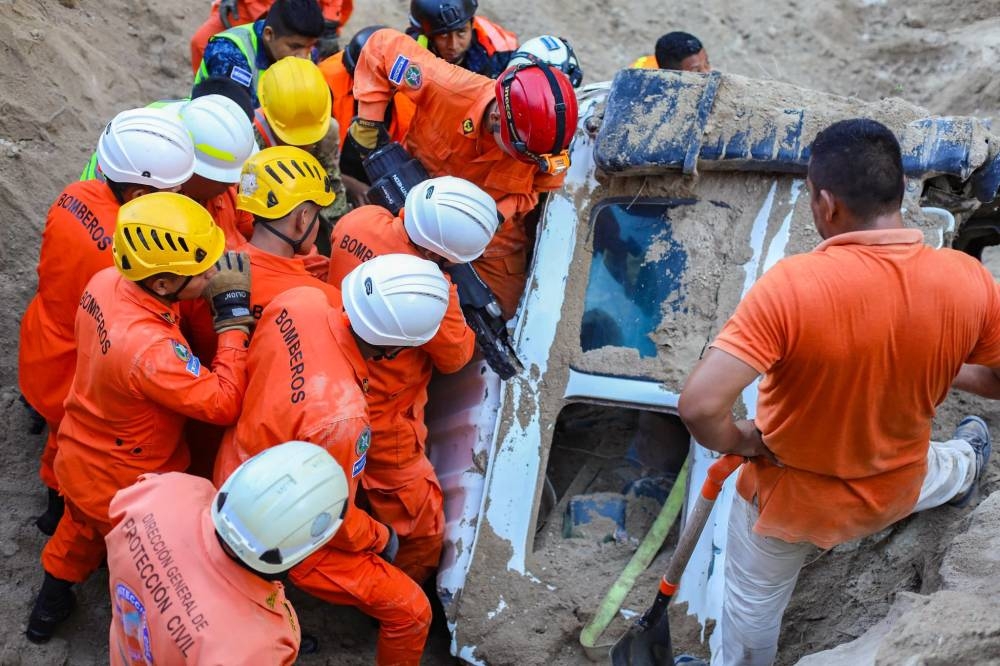 Hasta el momento las autoridades no han precisado el número de personas soterradas tras el colapso del talud. / Protección Civil