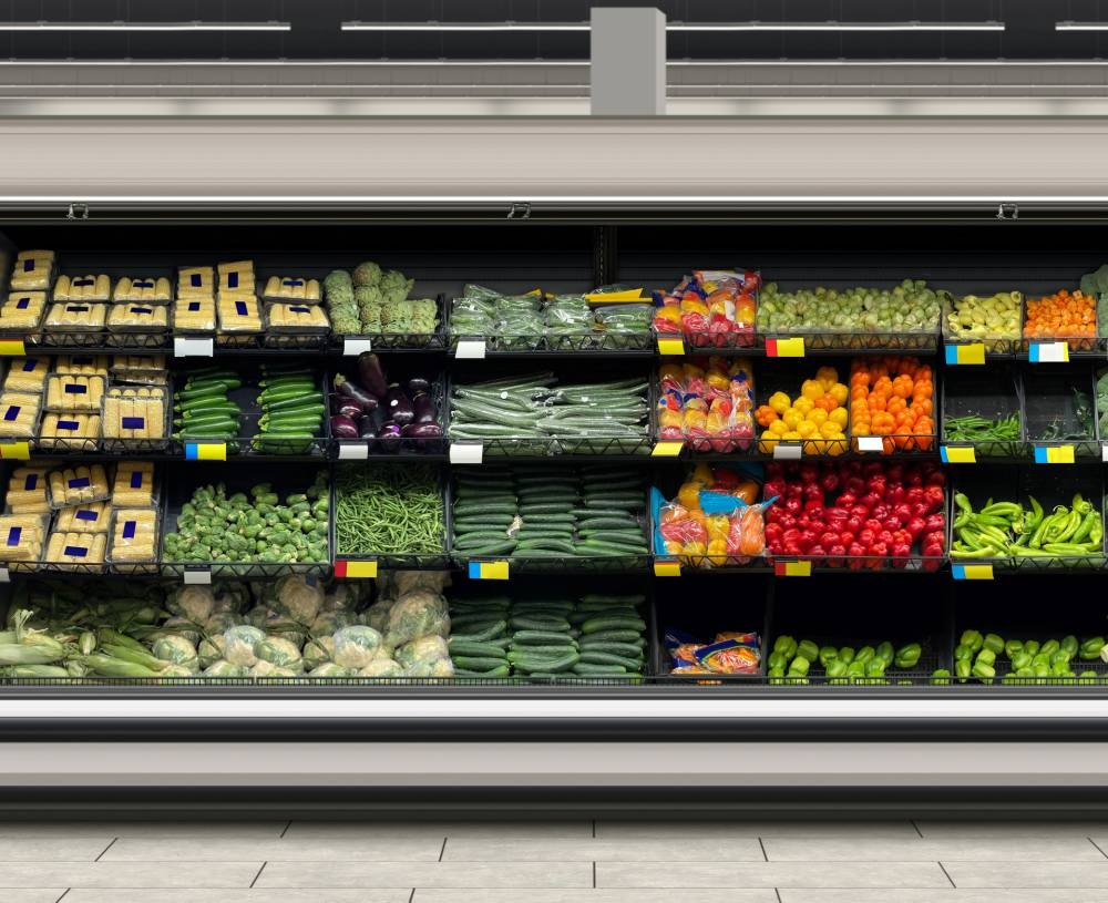 Según expertos, la confianza de los consumidores es debido al aumento del optimismo de los estadounidenses respecto al mercado laboral. /Imagen ilustrativa. ,image_description:Vegetables in long open refrigerator at supermarket