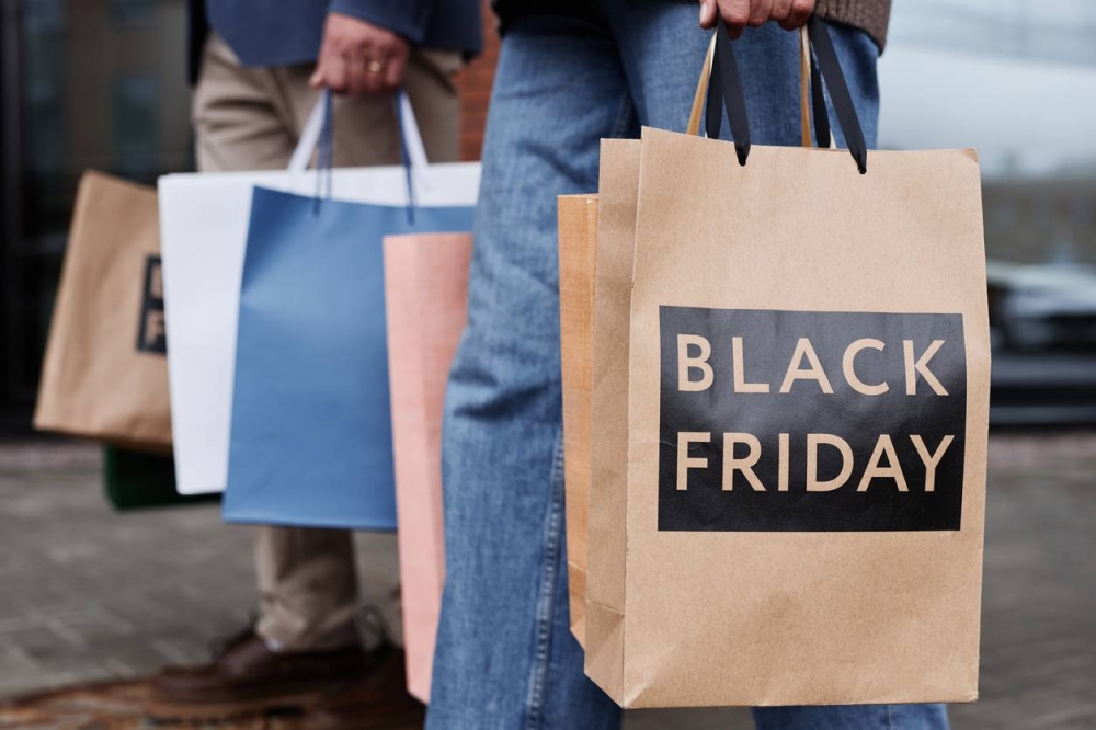 Imagen de carácter ilustrativo de Black Friday/ Foto cortesía.,image_description:Close up of couple holding Black friday shopping bags