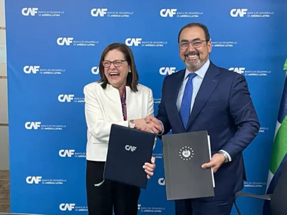 La canciller salvadoreña, Alexandra Hill, y el presidente ejecutivo de CAF, luego de firmar un memorando de entendimiento para iniciar el proceso de incorporación de El Salvador al CAF, en noviembre de 2021. / CAF.