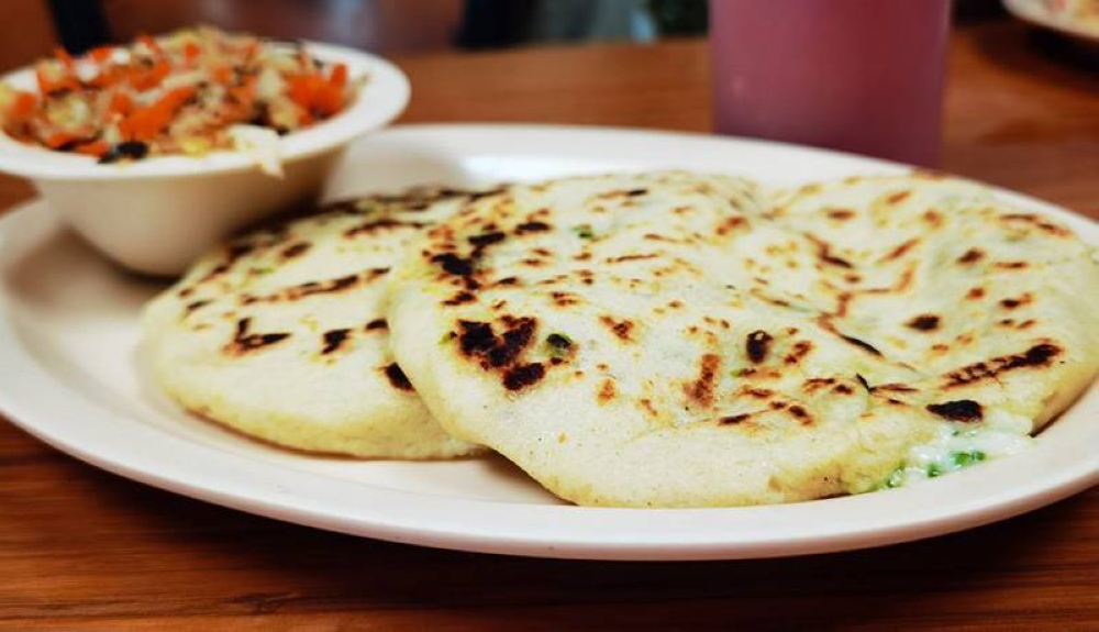 Pupusas de loroco elaboradas con productos importados desde El Salvador, incluyendo la flor que se cosecha en San Rafael Obrajuelo, en La Paz. /Uveli Alemán