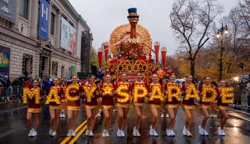 A pesar de la lluvia torrencial que caía en Nueva York, una multitud acudió a ver el desfile anual de bandas de música, globos gigantes y carrozas. / AFP