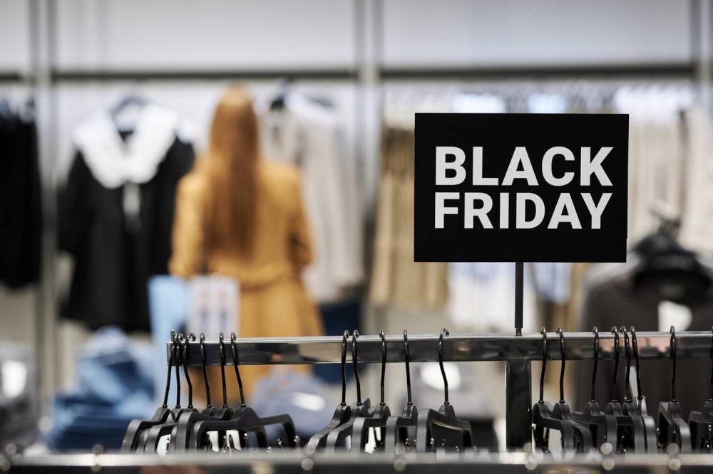 Black Friday o Viernes Negro es una celebración proveniente de la cultura estadounidense/ Foto cortesía.,image_description:Black Friday Banner Displayed at Clothes Store