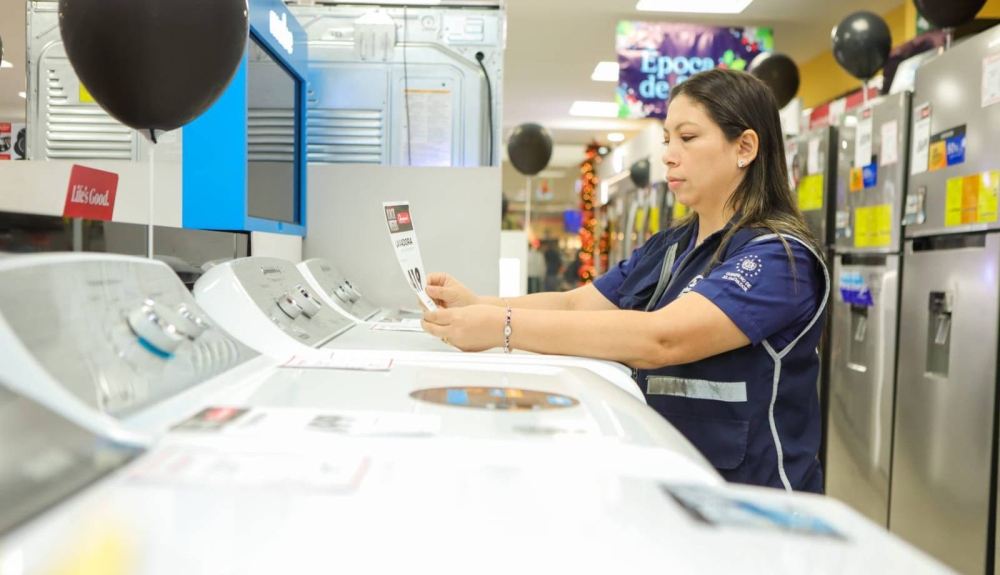 El presidente de la Defesoría recomendó a la población establecer un presupuesto para las compras del Viernes Negro. /Defensoría del Consumidorn,image_description: