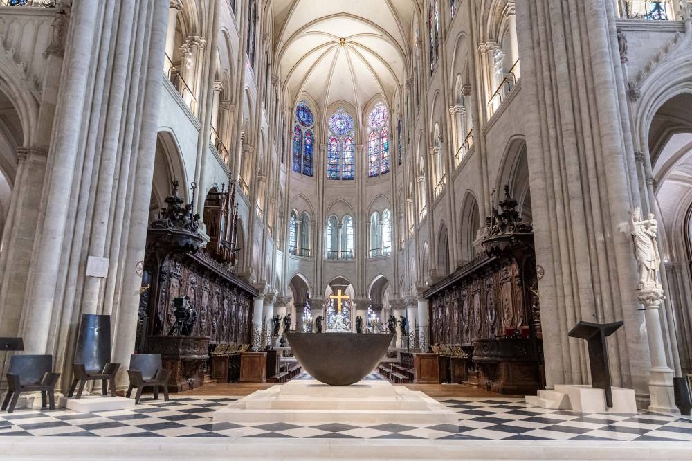 Esta fotografía muestra un nuevo altar (frente) diseñado por el artista y diseñador francés Guillaume Bardet, en la catedral de Notre-Dame de París, en París el 29 de noviembre de 2024. - La Catedral de Notre-Dame reabrirá sus puertas a principios de diciembre de 2024 / Foto Christopher Petite Tesson AFP.