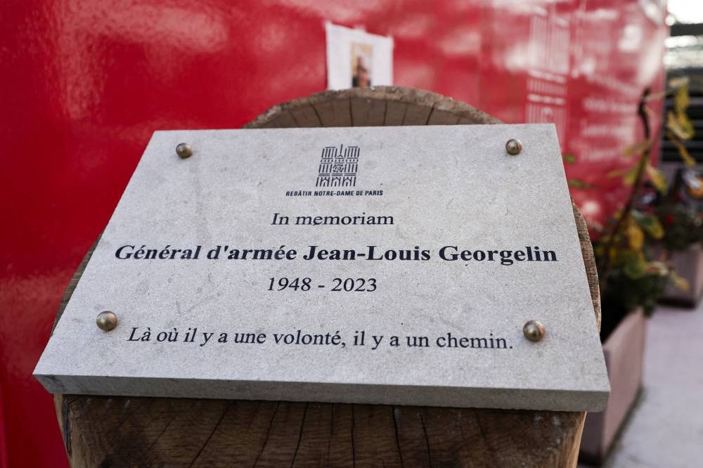 Esta fotografía muestra una estela conmemorativa del exjefe del ejército francés encargado de restaurar la Catedral de Notre-Dame de París, en las afueras de la Catedral de Notre-Dame de París en París, el 29 de noviembre de 2024 /Foto Stephanie de Sakutin AFP.