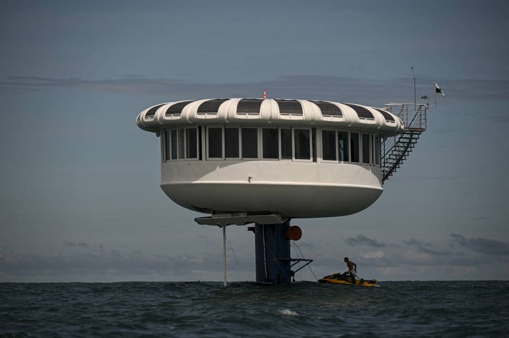 Vista de una casa conocida como SeaPod Alpha Deep, que se encuentra encima de la sala submarina donde el ingeniero aeroespacial alemán Rudiger Koch, de 59 años, intenta batir un récord mundial frente a la costa de Puerto Lindo, Panamá, el 26 de noviembre de 2024/ Foto Martín Bernetti AFP.