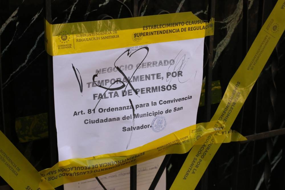 La alcaldía señaló que los cierres son por la falta de permisos, según los rótulos colocados. / Lisbeth Ayala.