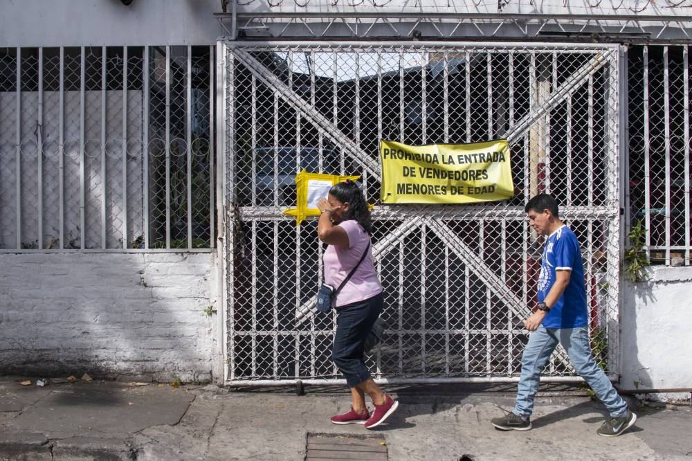 Cervecerías y bares de bajo costo han sido cerrados en el centro de San Salvador./ Lisbeth Ayala.