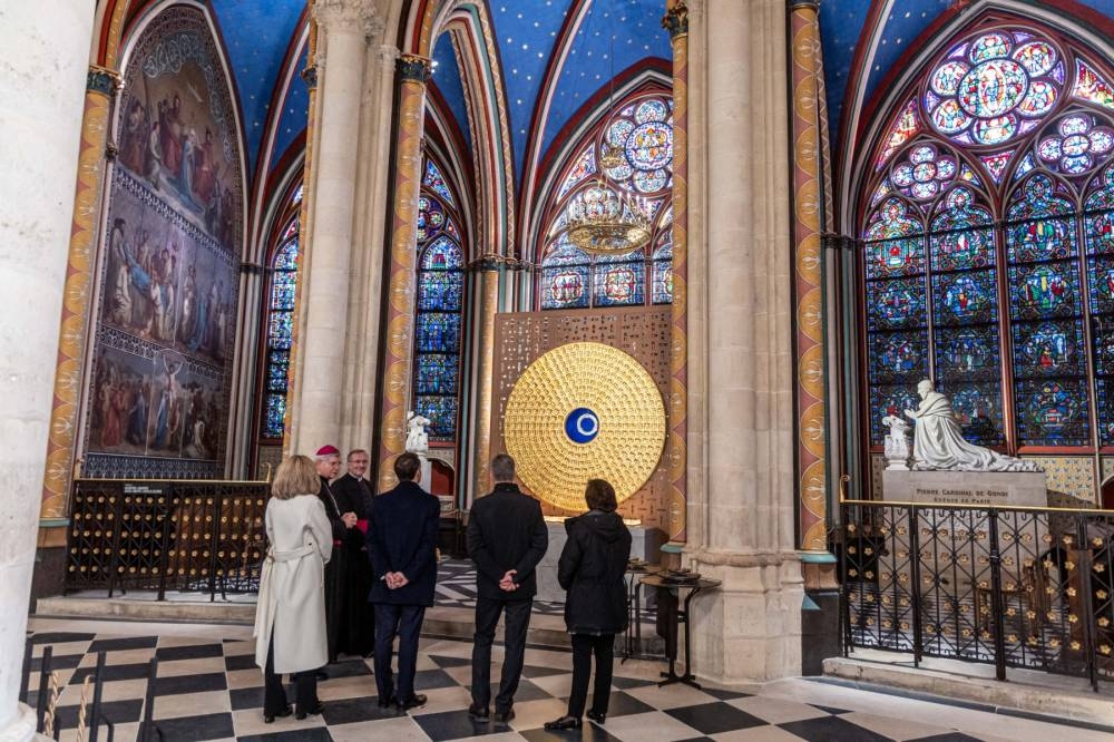 El presidente francés Emmanuel Macron y su esposa Brigitte Macron visitaron este viernes la catedral de Notre-Dame. Photo by Christophe PETIT TESSON / POOL / AFP