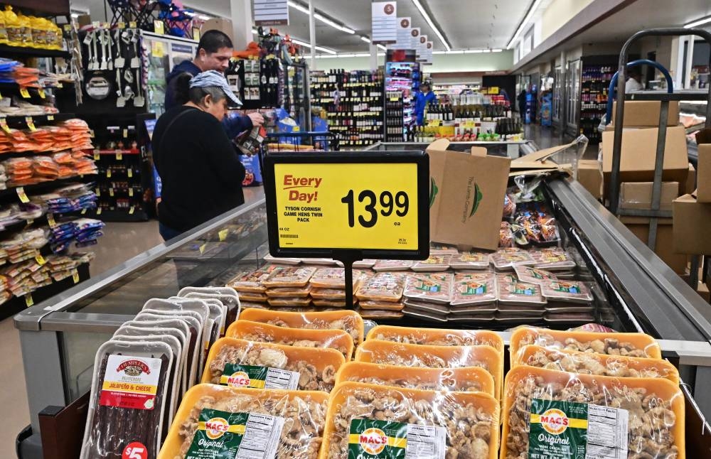 Personas comprando en el supermercado Montebello, California. /AFP,image_description: