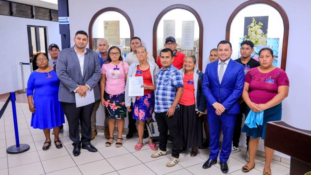 Habitantes de la comunidad El Chorizo, de Usulután, junto al diputado Ángel Lobos, de Nuevas Ideas. / Asamblea Legislativa.