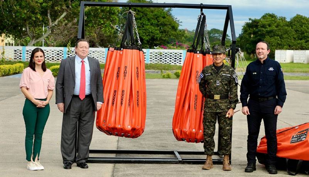 El Embajador estadounidense, William H. Duncan, entregó el donativo a las autoridades de Seguridad salvadoreñas. / Embajada de los Estados Unidos en El Salvador