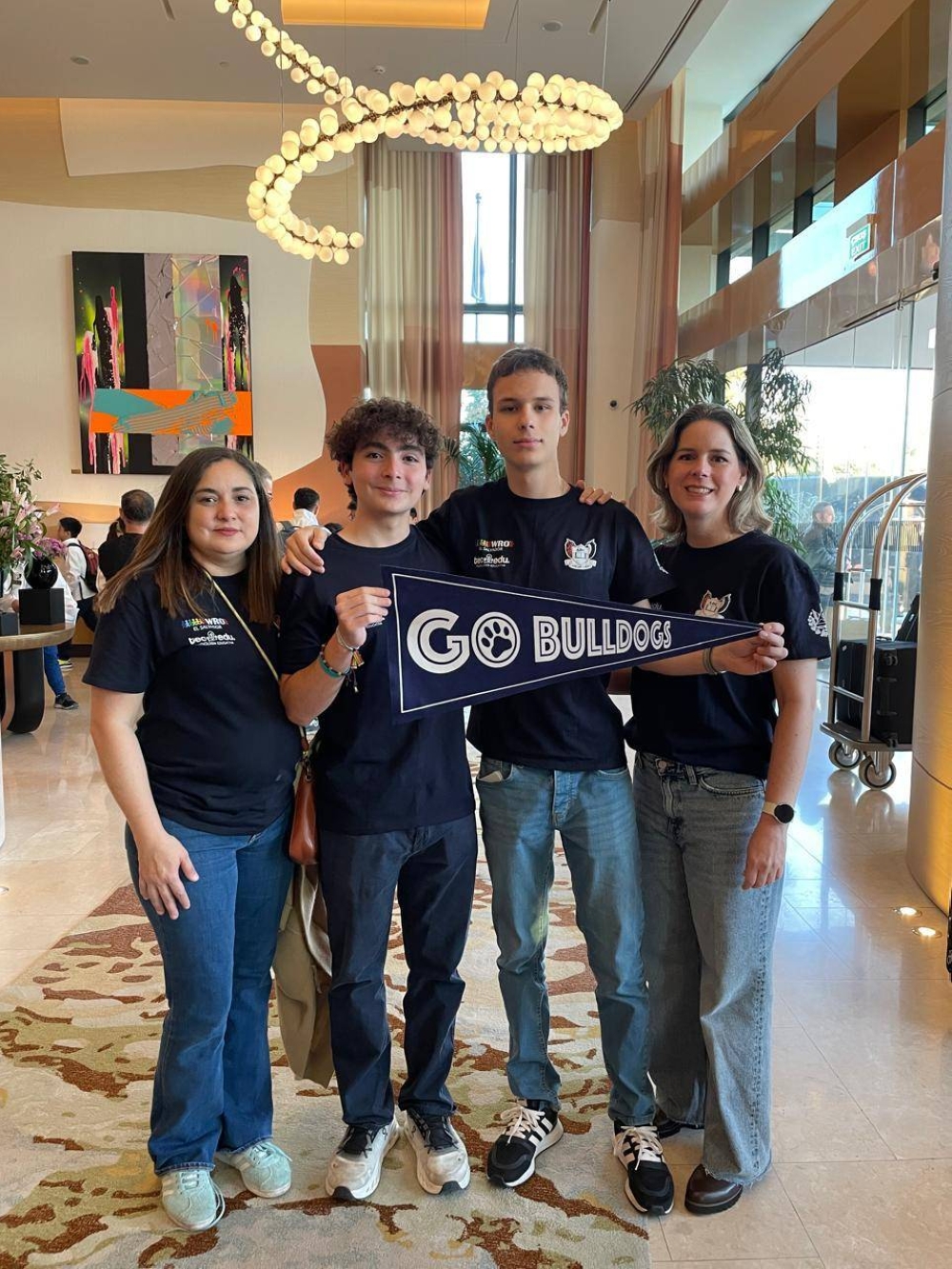 Eduardo Urrutia y Santiago Casanovas junto a sus madres en la competencia mundial de robótica en Turquía. / Cortesía. 