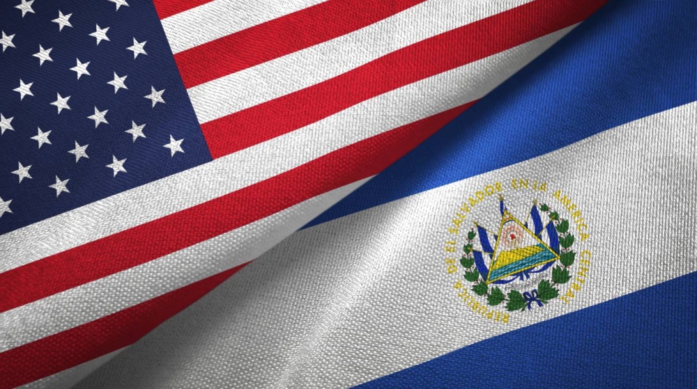 Estados Unidos es el principal comprador de las exportaciones salvadoreñas y emisor de las remesas que sostienen buena parte de los hogares salvadoreños. /Cortesía,image_description:El Salvador and United States two flags together textile cloth, fabric texture