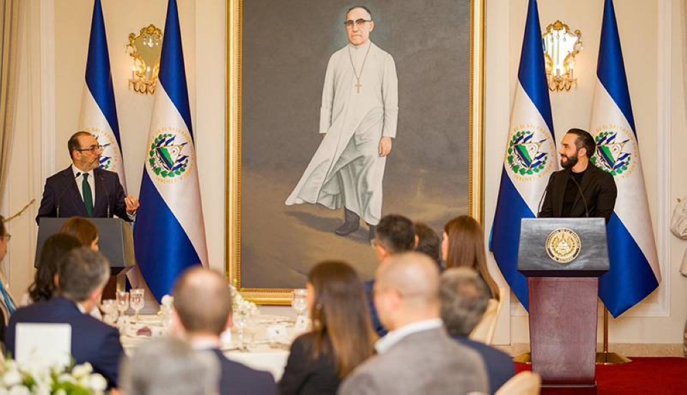 Sergio Díaz, presidente del CAF, junto al presidente de El Salvador, Nayib Bukele, en una reunión para revisar los proyectos de financiamiento. /Casa Presidencial ,image_description: