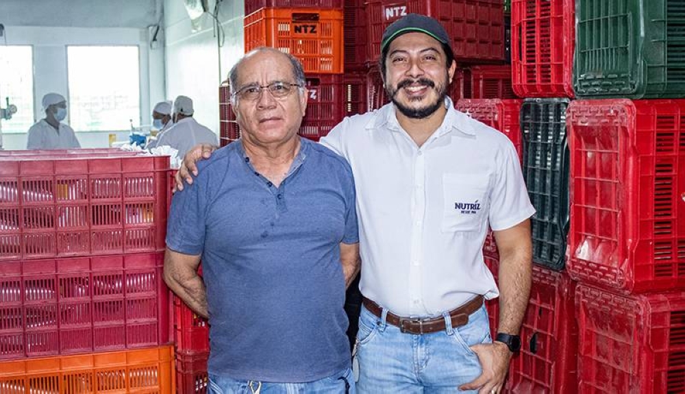 Efraín Castillo junto a su hijo, Carlos, están al frente de Nutriz, un referente en el segmento de salsas desde hace 40 años. /Alexander Montes 