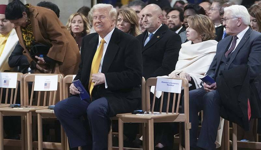 El presidente electo de Estados Unidos, Donald Trump, se sienta durante una ceremonia para conmemorar la reapertura de Notre Dame. /AFP