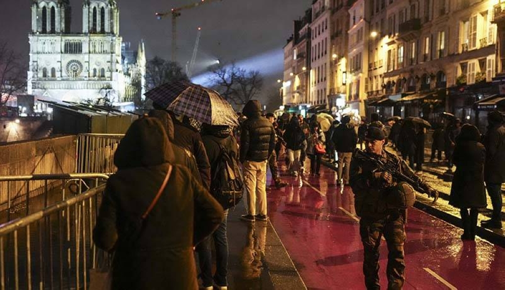 Militares franceses de la Operación Sentinelle patrullan a través del perímetro de seguridad alrededor de la catedral de Notre-Dame de París. /AFP