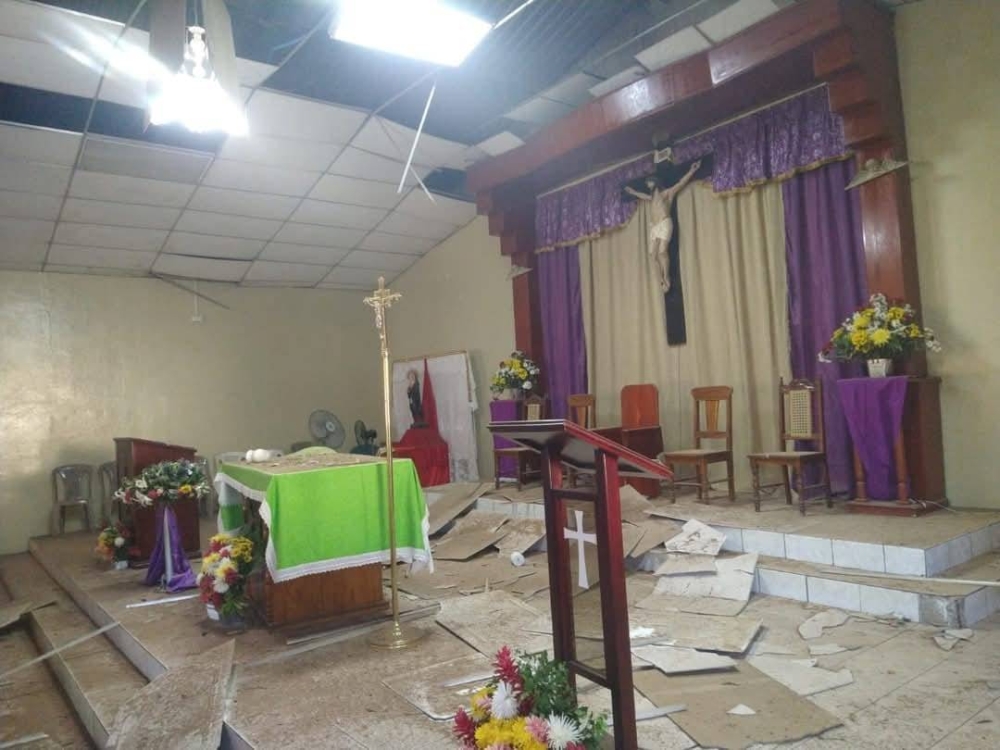 Daños en la iglesia del cantón El Pilón, debido a la actividad sísmica de La Unión. 