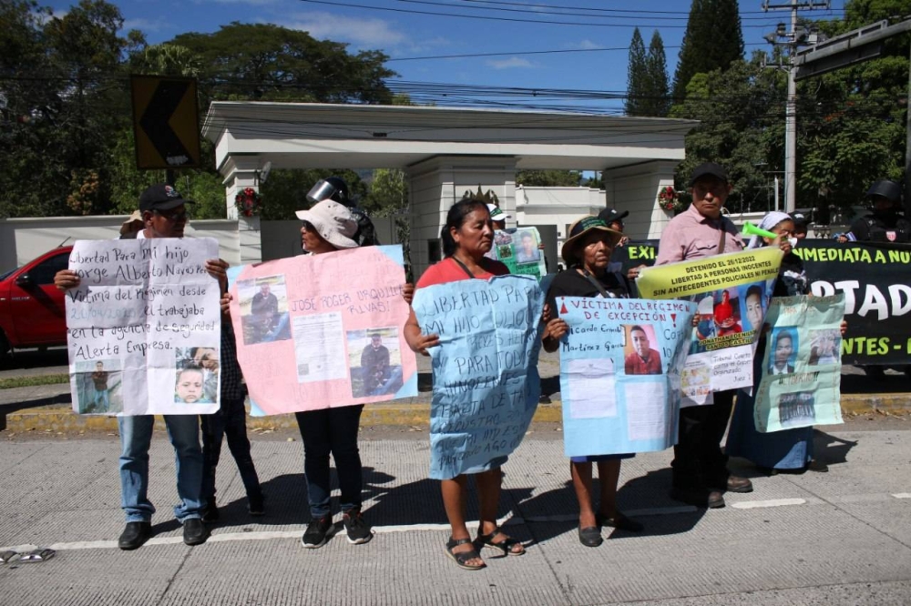 Los familiares mostraron fotografías de sus parientes detenidos. / Lisbeth Ayala. 