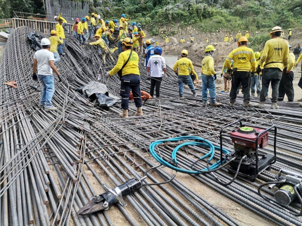 Cuerpos de Socorro están en el lugar para rescatar a las personas que aún están con vida. Cortesía de Comandos de Salvamento