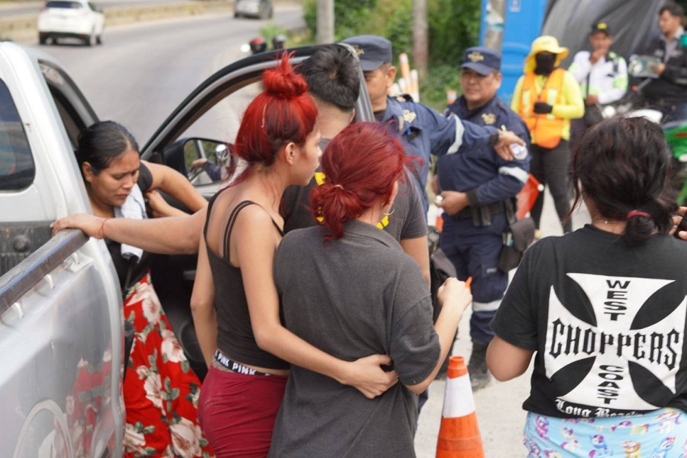 Familiares de las víctimas llegaron al lugar y se han mantenido en el perímetro de seguridad hasta este mediodía. / Francisco Valle. 