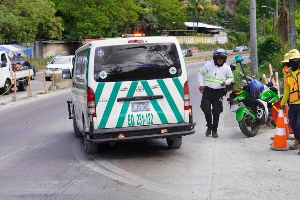 Cuerpos de socorro acudieron a la emergencia de este viernes en Los Chorros. / Francisco Valle. 