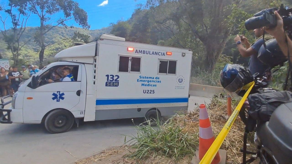 El Sistema de Emergencias Médicas, el Cuerpo de Bomberos, Protección Civil, Cruz Roja, Cruz Verde y Comandos de Salvamento atendieron la emergencia. / Dania Quehl. 