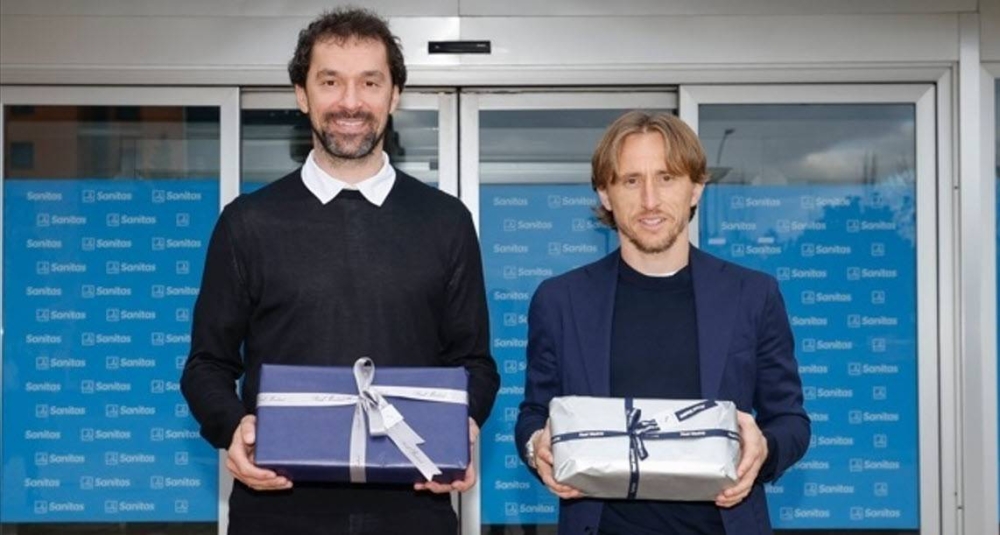 El capitán del equipo de baloncesto del Real Madrid, Sergio Lull izquierda, y el capitán del equipo de fútbol, Luka Modric derecha. Europa Press,image_description: