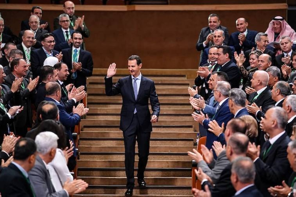 En esta fotografía difundida por la Presidencia siria el 4 de mayo de 2024 se muestra al dictador sirio Bashar al-Assad saludando a los asistentes a la reunión del comité central del Partido Árabe Socialista Baath, en el Palacio de Conferencias de Damasco. Seis meses después, su régimen cayó como castillo de naipes.