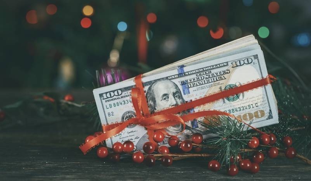 Los primeros 1,500 del aguinaldo estarán exentos del Impuesto sobre la Renta.,image_description:American dollars as a Christmas gif t or a Christmas spending concept