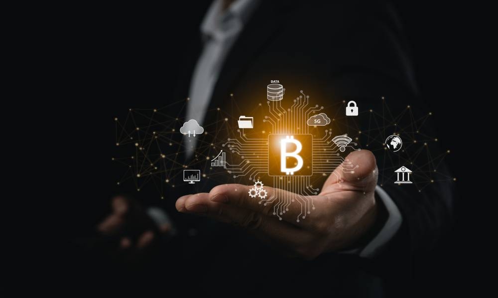 El gobierno estadounidense plantea adquirir un millón de bitcoins/ Foto cortesía.,image_description:Businessman with Bitcoin and Technology Hologram. Businessman displaying a Bitcoin symbol within a network of technology and security icons. Cryptocurrency technology concept.