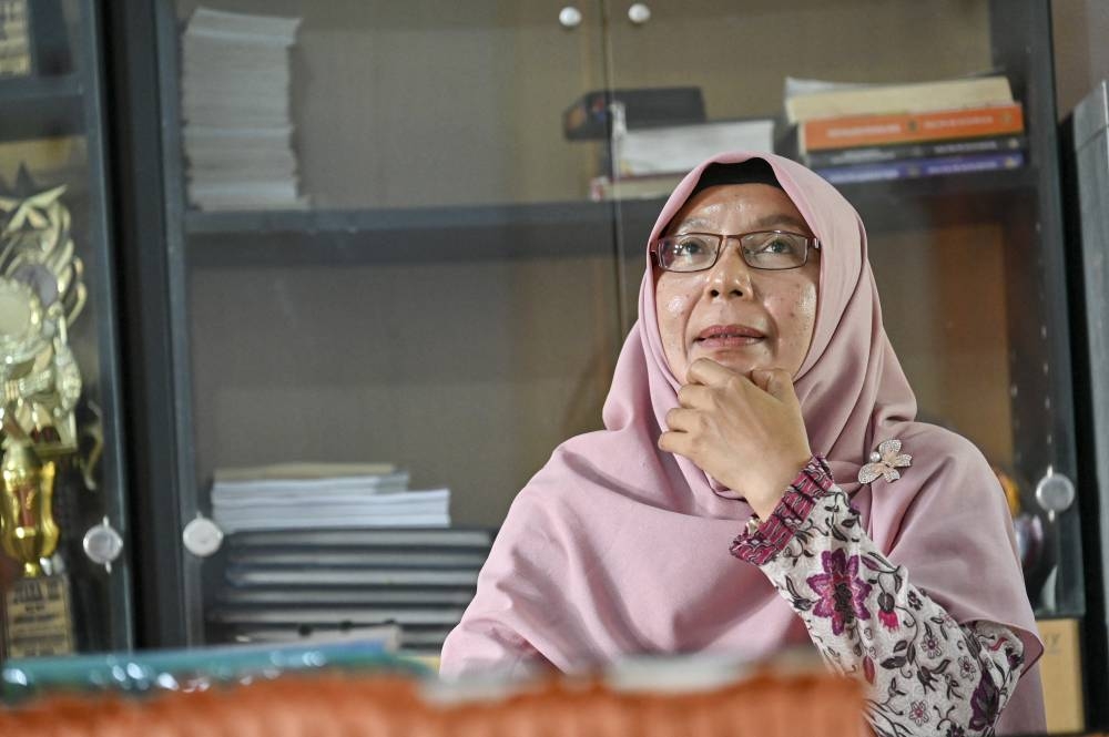 Esta foto tomada el 21 de noviembre de 2024 muestra a la maestra Marziani, que perdió a un niño en el tsunami de 2004, posando en Pekan Bada, cerca de Banda Aceh, en la provincia indonesia de Aceh. El 26 de diciembre de 2004/ Foto Chaideer Mahyuddin AFP.