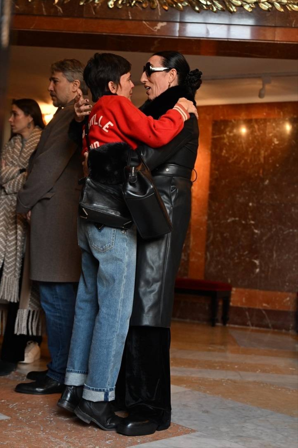 Elena Anaya y Rossy de Palma durante la capilla ardiente de Marisa Paredes en el Teatro Español. José Oliva / Europa Press