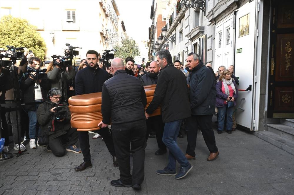 El féretro de Marisa abandona el Teatro Español, a 18 de diciembre de 2024, en Madrid (España). José Oliva / Europa Press
