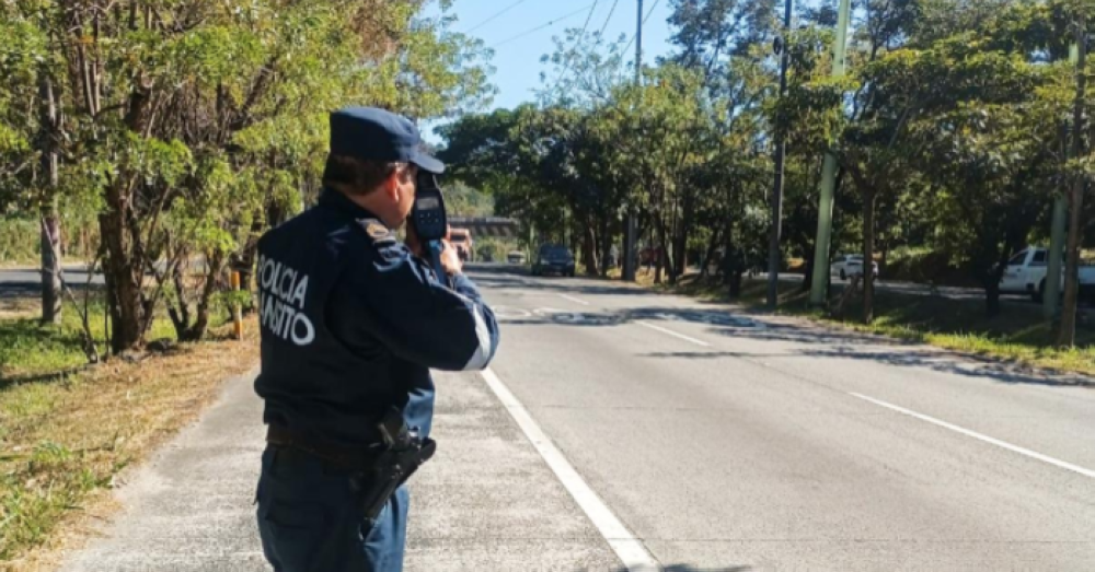 Un agente de tránsito mide la velocidad en la Autopista a Comalapa. / VMT.