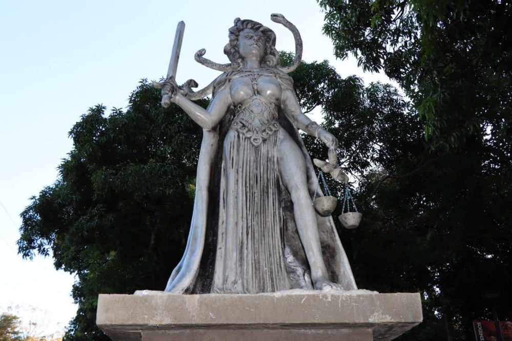 Con esta escultura la UES reafirma su compromiso con la lucha contra la violencia de género y la protección de los derechos de las mujeres, recordando a las víctimas y promoviendo un futuro más seguro y equitativo.