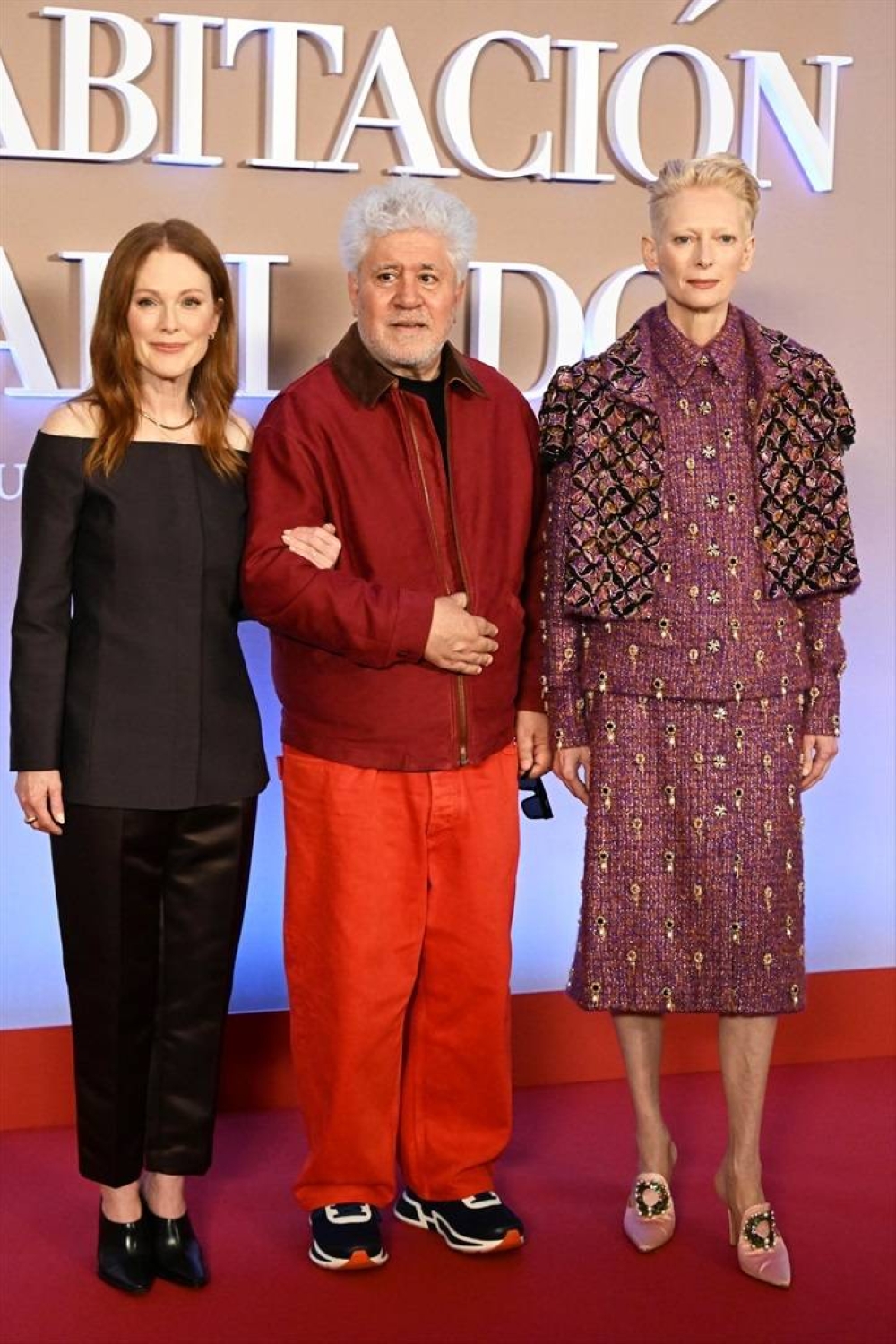 Julianne Moore, Pedro Almodóvar y Tilda Swinton posan en el photocall de la película 