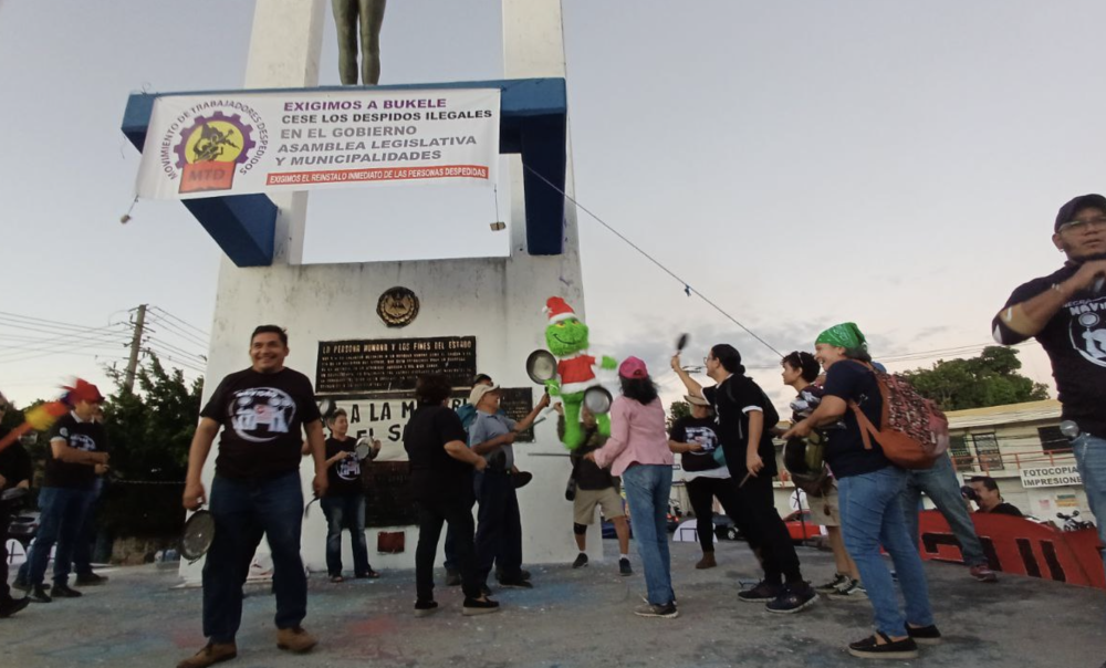 Protestantes contra despidos masivos agarraron a cacerolazos una piñata del Grinch, como símbolo del rechazo a la política del gobierno de despidos, 