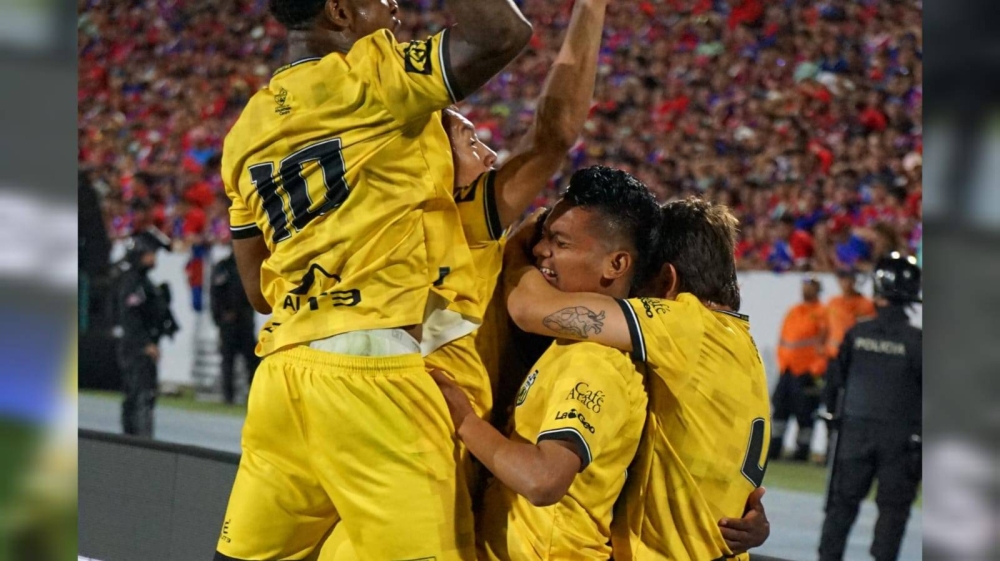 Enrique Vásquez y demás compañeros celebran el empate de Once Deportivo/ Foto Enrique Gutiérrez.