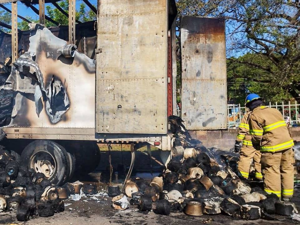 Así quedó la rastra luego que los Bomberos apagaran las llamas. / Cortesía del SEM.