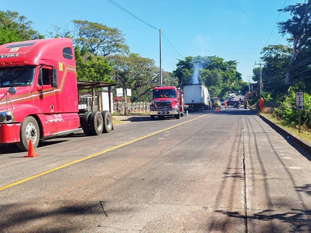 El paso seguía restringido en la carretera Panamericana hacia La Unión, después de apagar el fuego. / Cortesía del SEM.