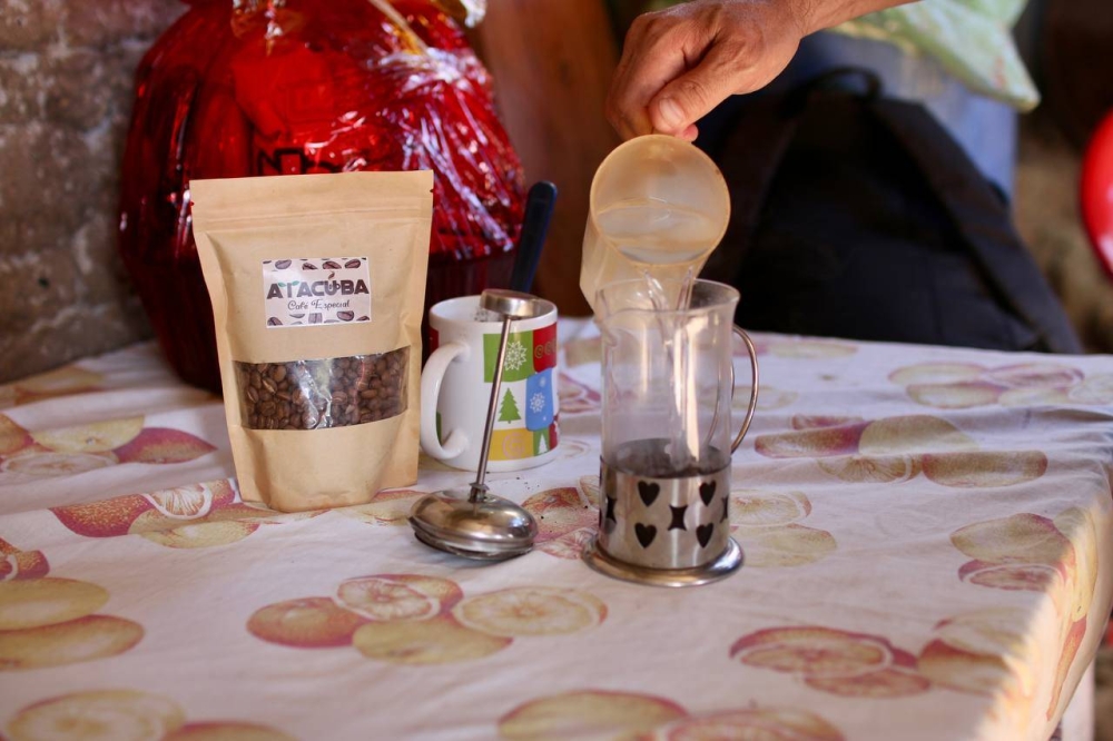 Don Fidel quiere que los turistas conozcan todo lo relacionado al arte de la caficultura, incluyendo los diferentes métodos que se utilizan para degustar el café: una de las herramientas es la prensa francesa.