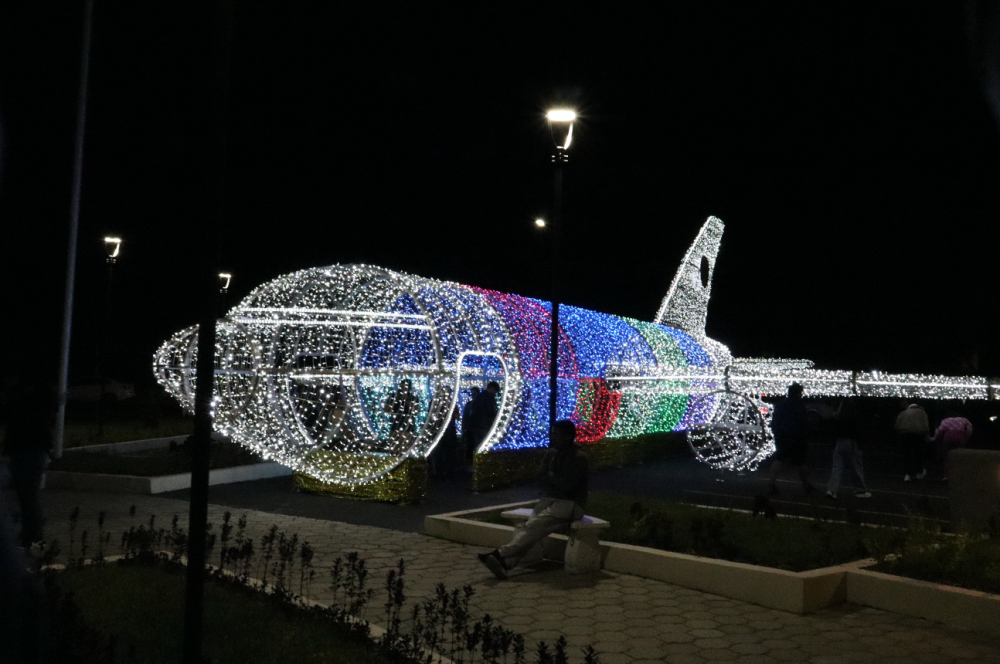 En la plaza Bicentenario de la Fuerza Armada, en Santa Elena, fue colocada una figura de avión que en año pasados lucía frente a la Fuerza Aérea en Ilopango. / Iliana Cornejo. 