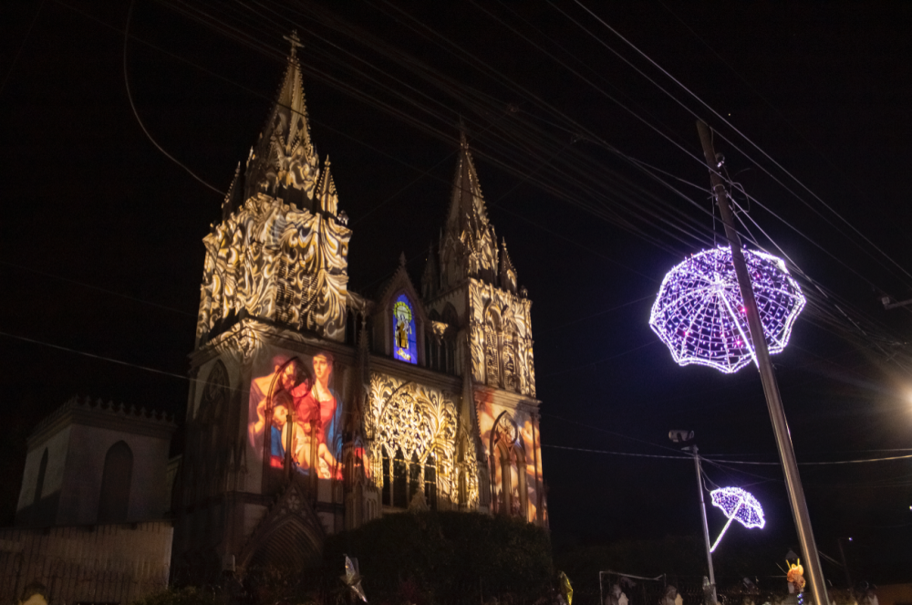 La iglesia El Carmen de Santa Tecla luce diferentes proyecciones en su fachada. / Alexander Montes. 