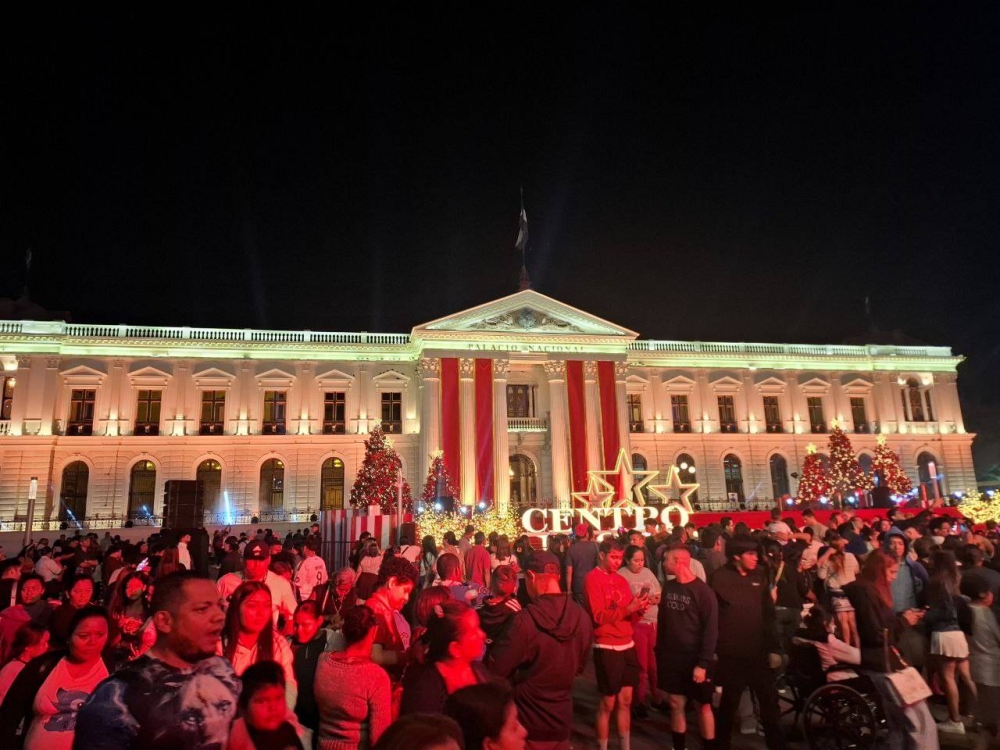 Así luce el Palacio Nacional en esta época navideña. En frente fue colocado un escenario para espectáculos. / Iliana Cornejo. 